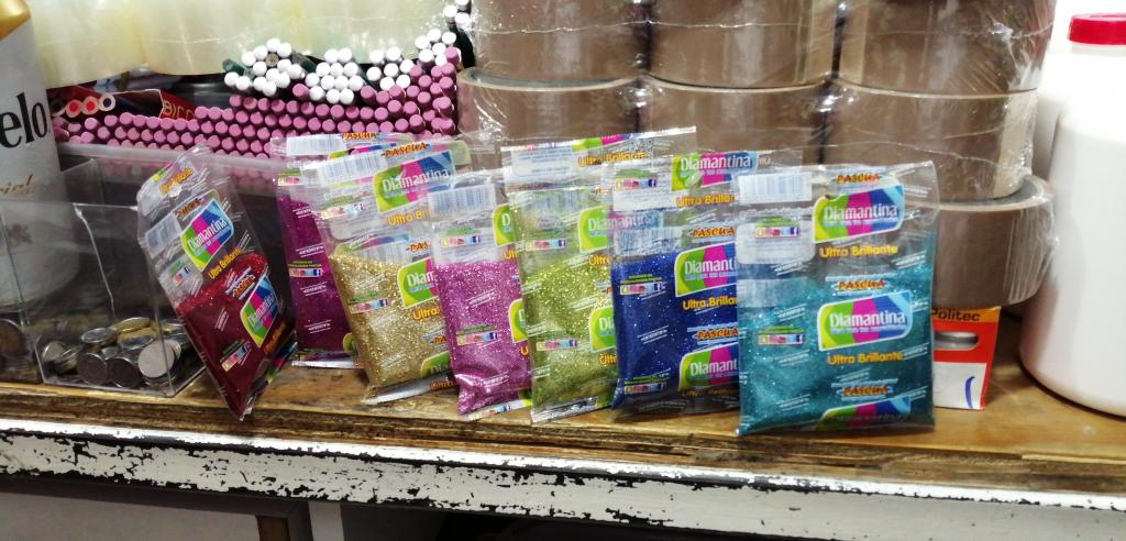 BOLSA CON DIAMANTINA DE 50 GRAMOS CADA BOLSA.