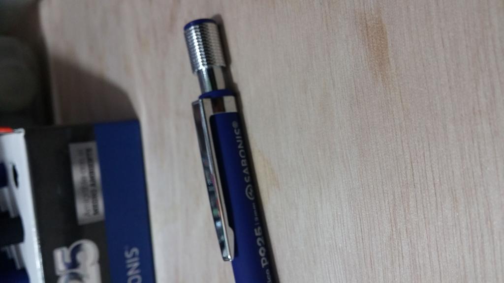 P925 CAJA 24 PORTAMINA LAPICERO METÁLICO EN 2 MM CON AFILADOR DE MINAS