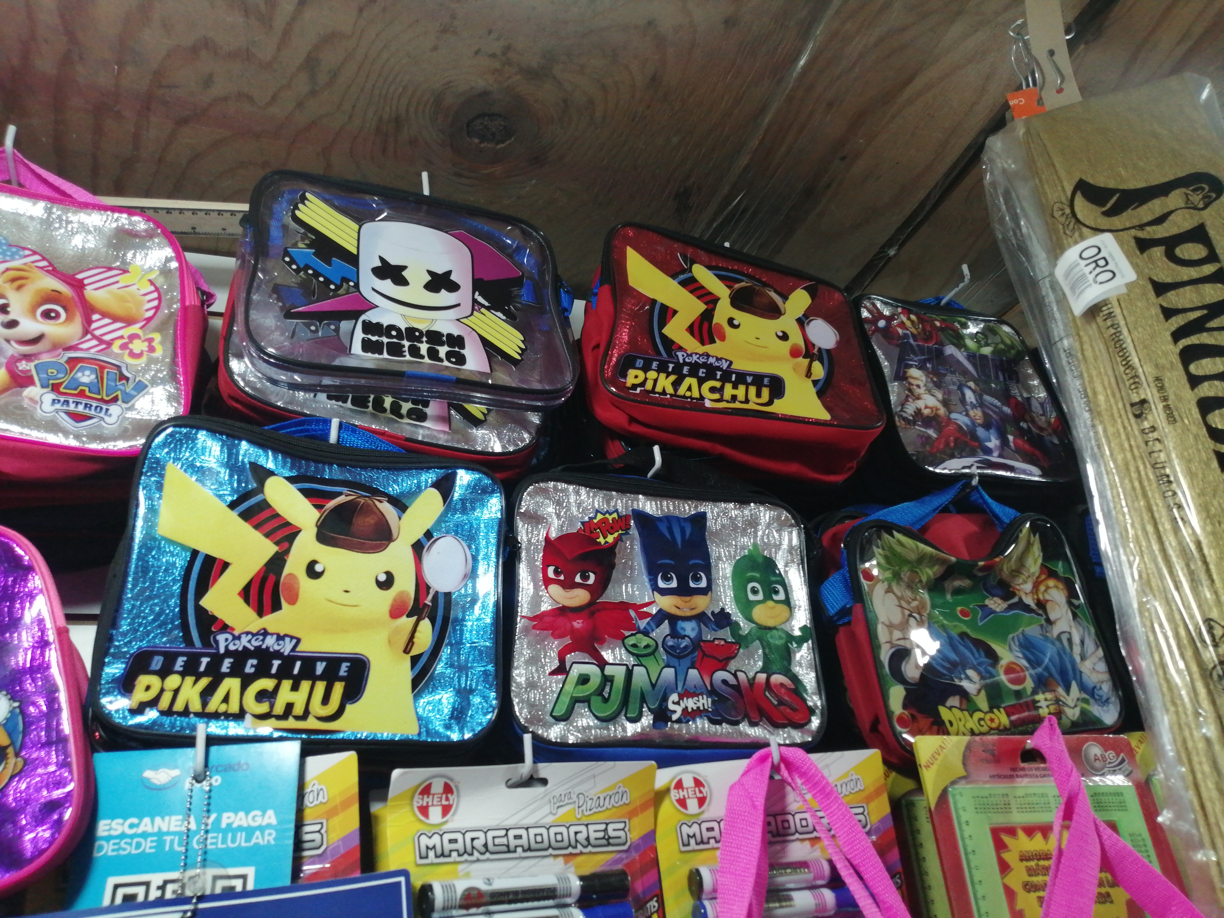 LONCHERA CON CIERRE HAY EN POLIESTER Y HAY EN TRANSPARENTE.