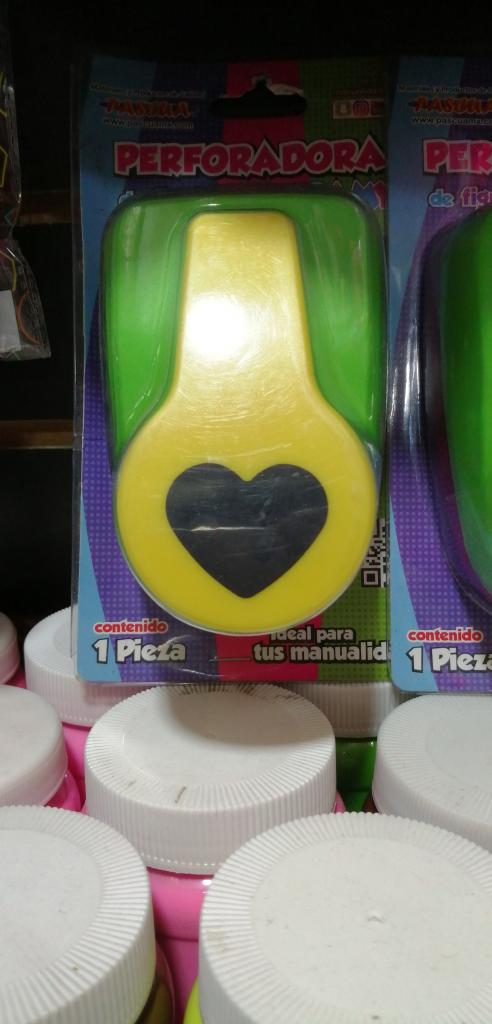 PERFORADORA EXTRA YUMBO PARÁ FOMI FIGURA DE 5 CENTÍMETROS.