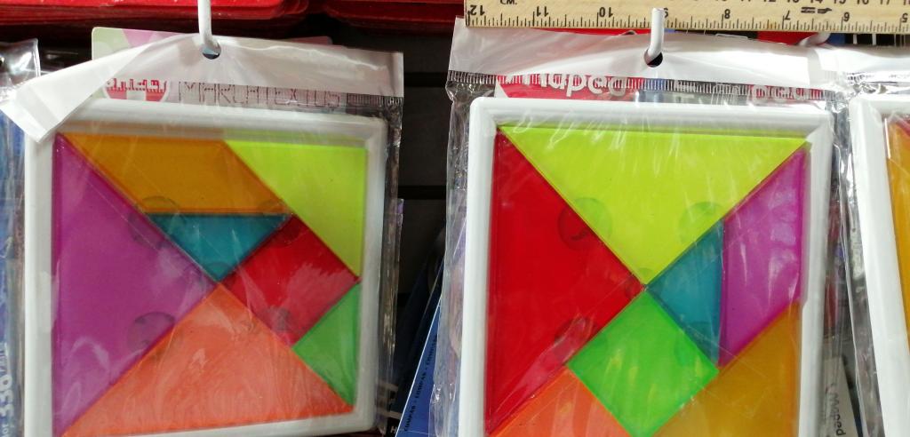 TANGRAM CON BASE DE PLASTICO
