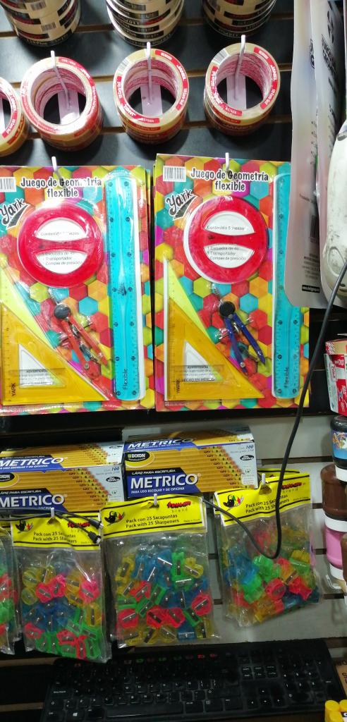 GEOMETRIA YARK CON TRANSPORTADOR REDONDO DE 360 GRADOS COLORES BASICOS EN 80 PESOS PERO POR CAJA 40 PESOS CON 25 JUEGOS 