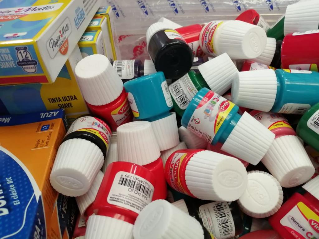 CAJA CON 10 PINTURA VINCI LAS 10 PINTURAS SON DEL MISMO COLOR.