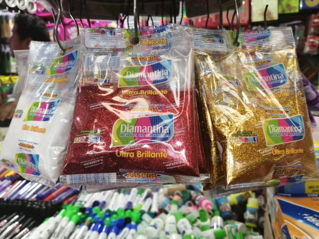 BOLSA CON DIAMANTINA DE 50 GRAMOS CADA BOLSA.