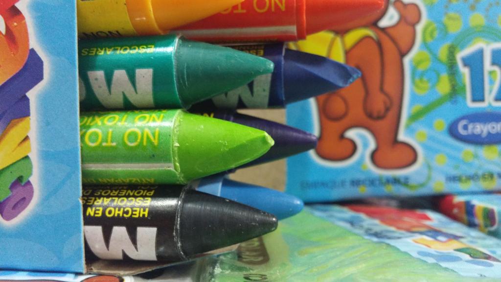 CAJA CON 12 CRAYON GRUESO MAKYCO