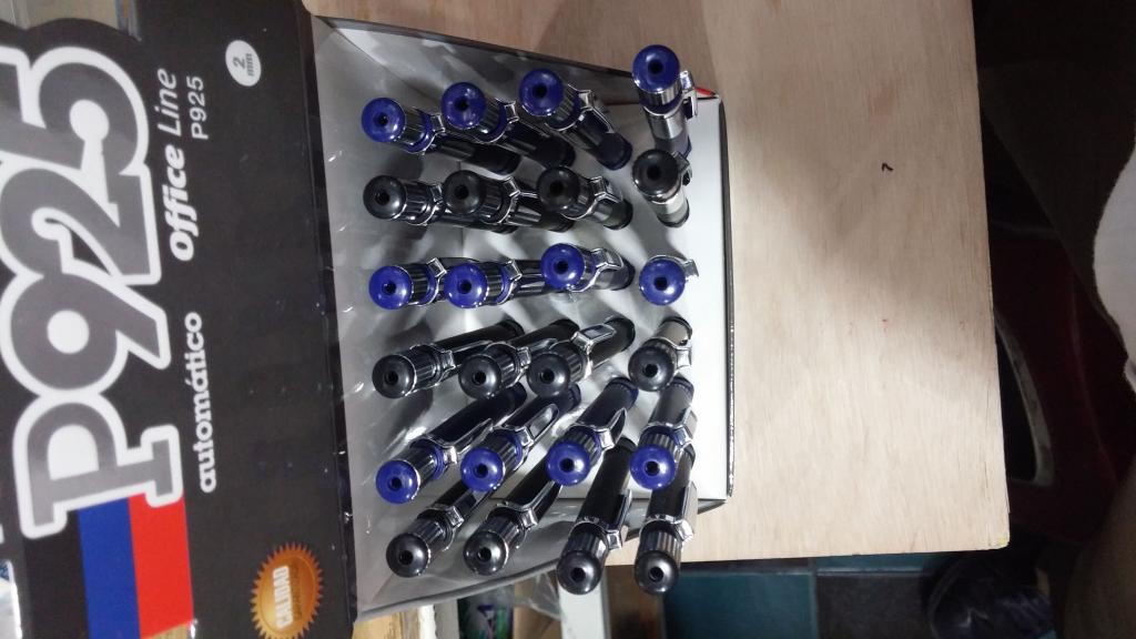 P925 CAJA 24 PORTAMINA LAPICERO METÁLICO EN 2 MM CON AFILADOR DE MINAS