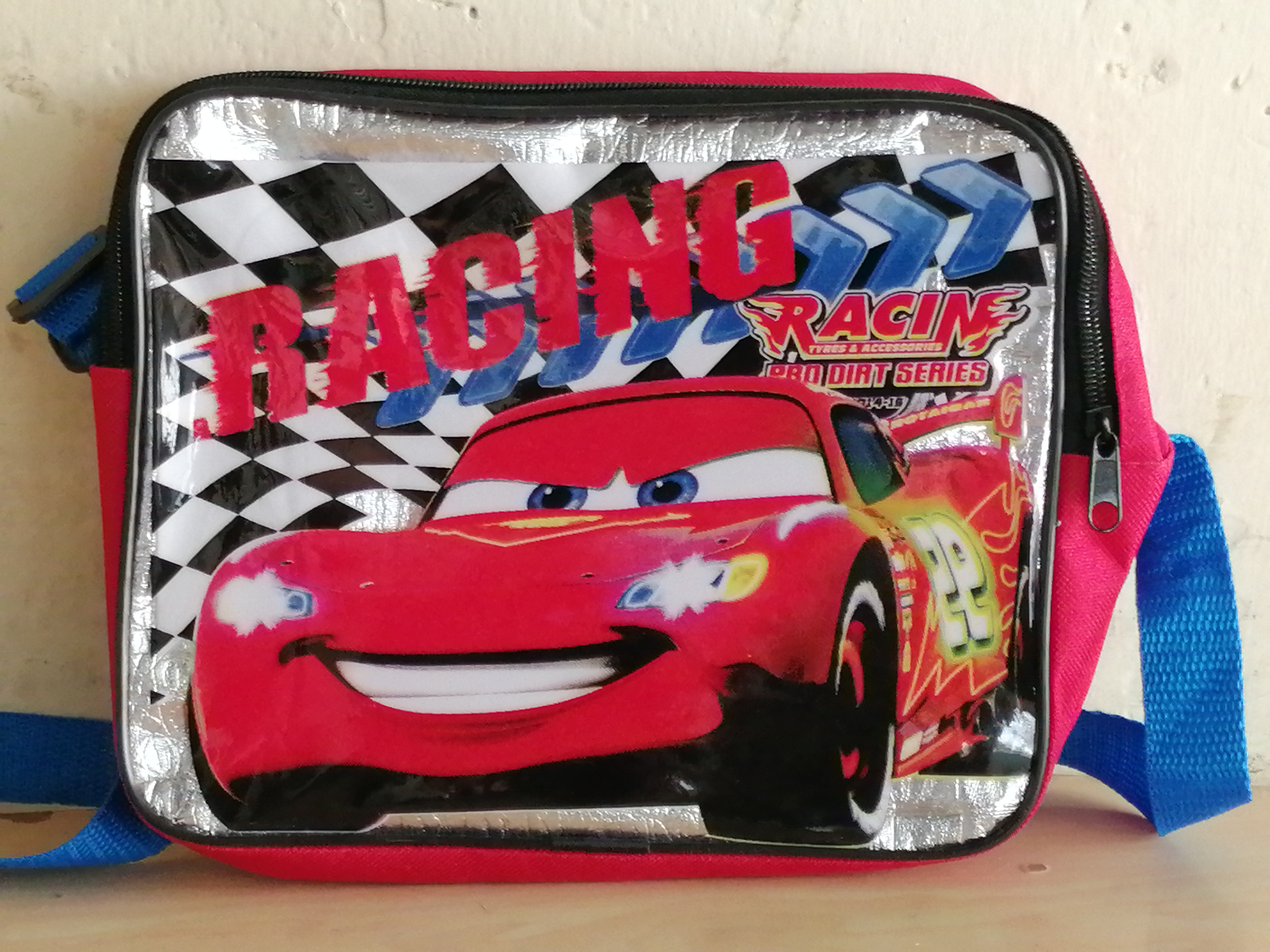 LONCHERA CON CIERRE HAY EN POLIESTER Y HAY EN TRANSPARENTE.