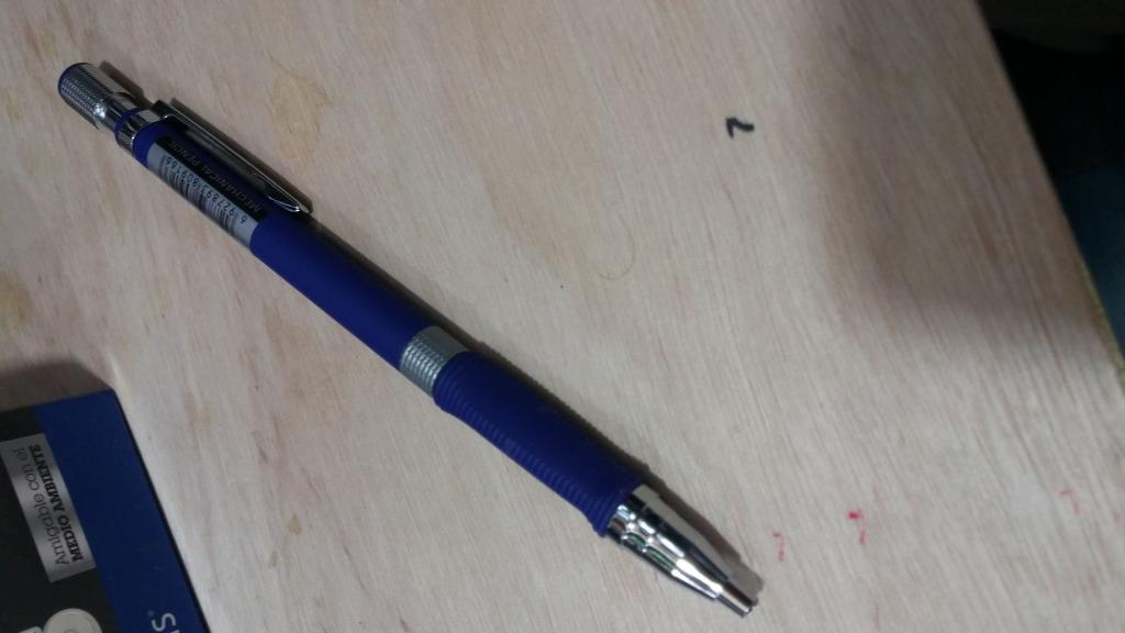 P925 CAJA 24 PORTAMINA LAPICERO METÁLICO EN 2 MM CON AFILADOR DE MINAS