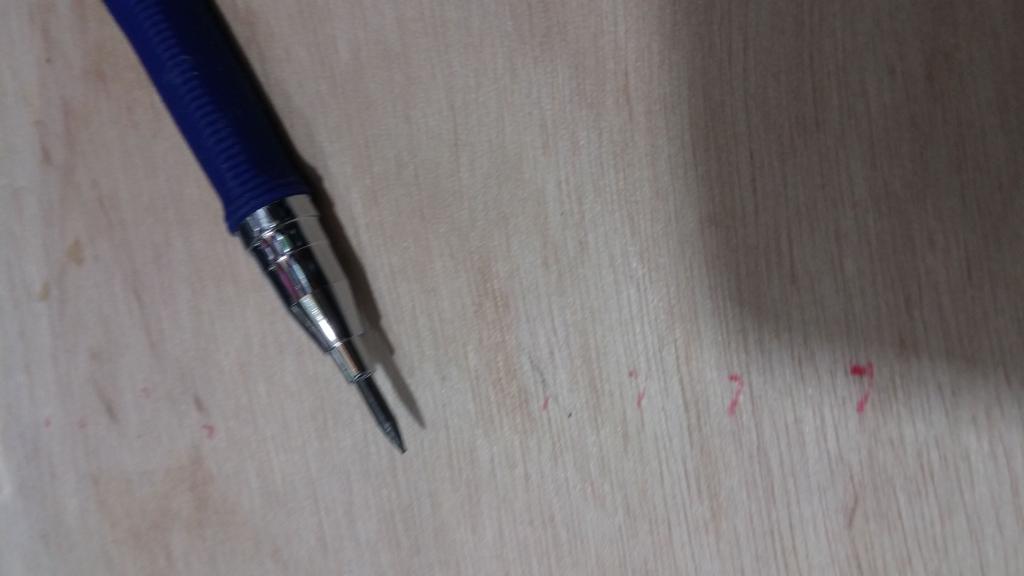 P925 CAJA 24 PORTAMINA LAPICERO METÁLICO EN 2 MM CON AFILADOR DE MINAS