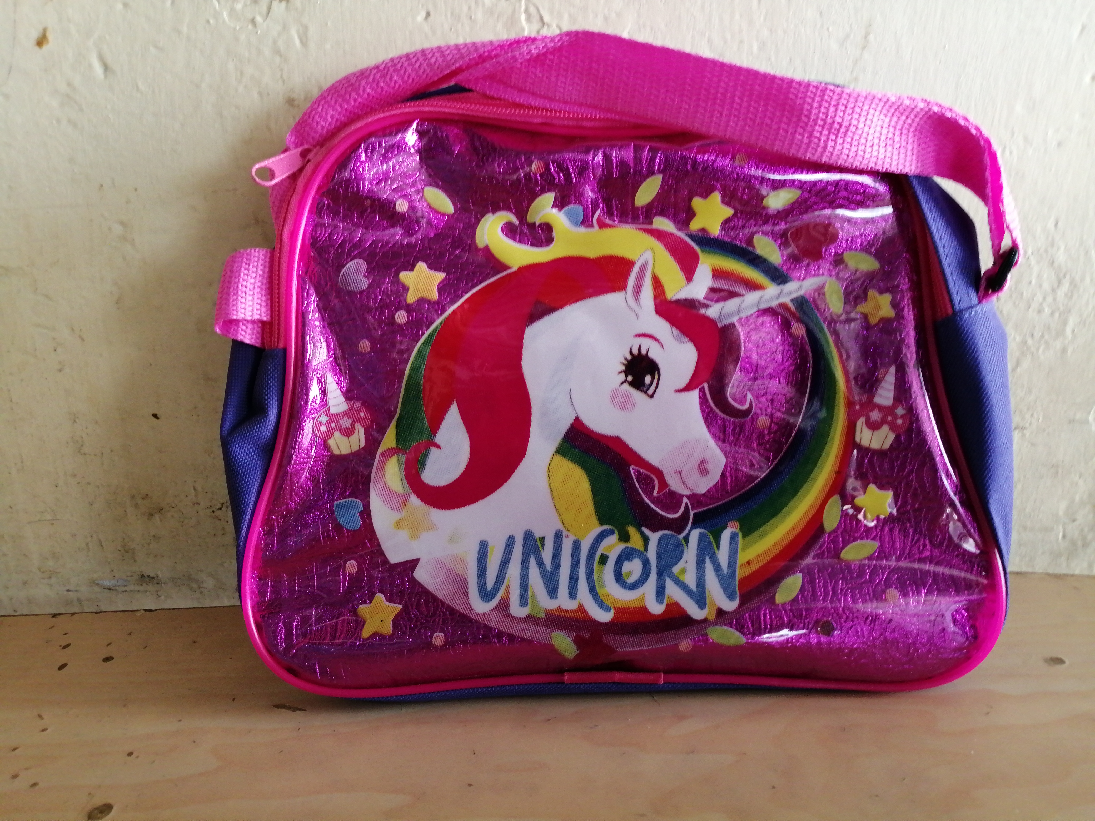 LONCHERA CON CIERRE HAY EN POLIESTER Y HAY EN TRANSPARENTE.