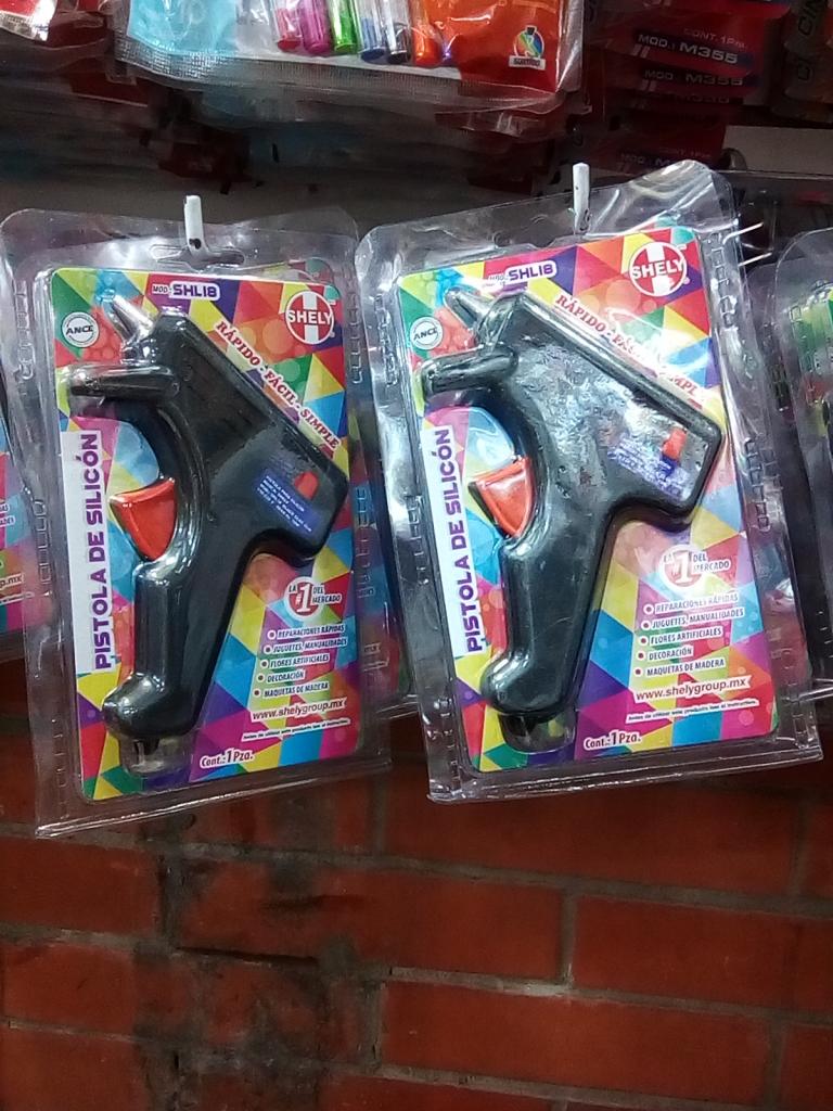PISTOLA NEGRA PARA USAR SILICON DE B<RRA DELGADO MARCA SHELY