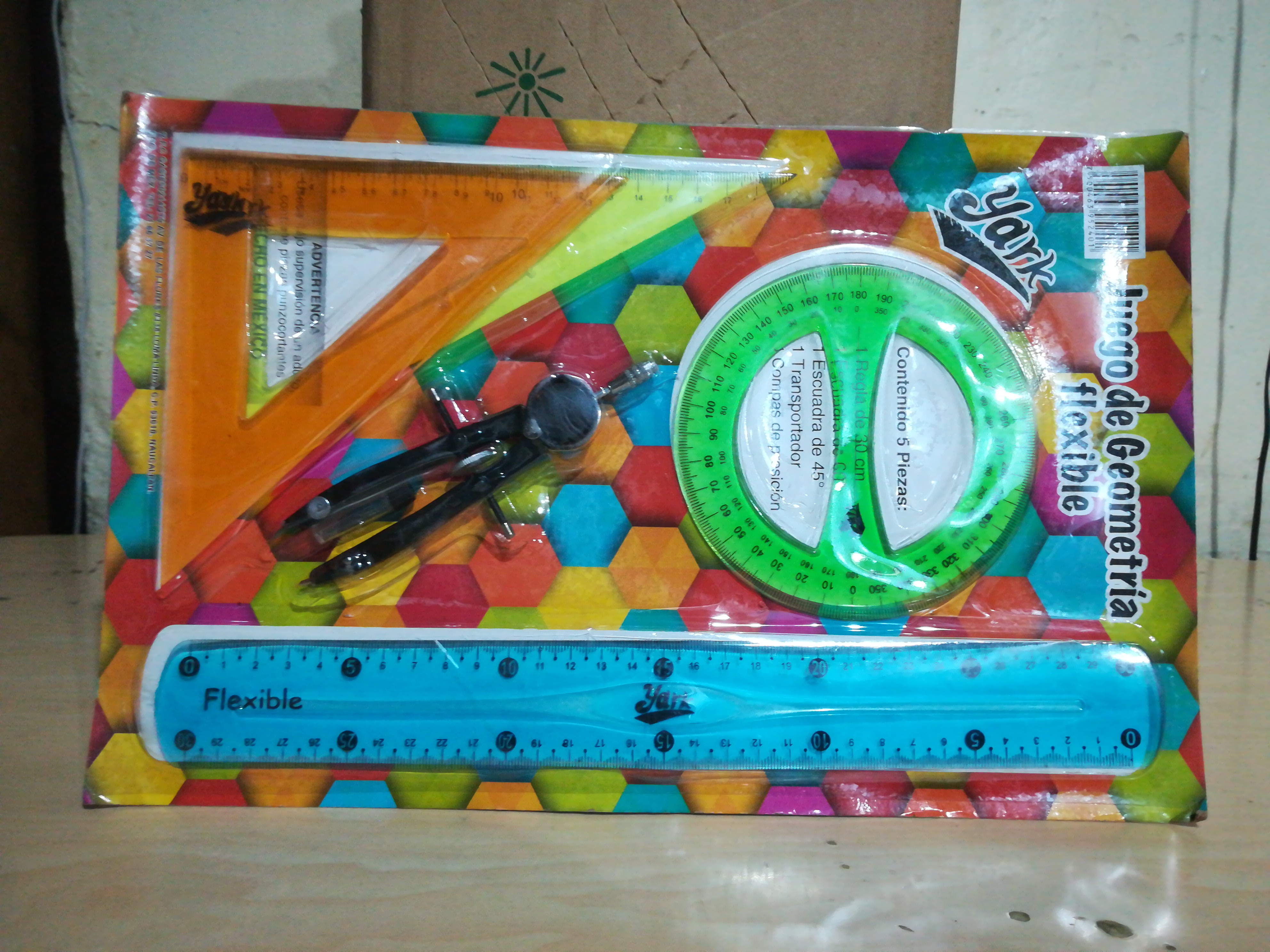 GEOMETRIA YARK CON TRANSPORTADOR REDONDO DE 360 GRADOS COLORES BASICOS EN 80 PESOS PERO POR CAJA 40 PESOS CON 25 JUEGOS 