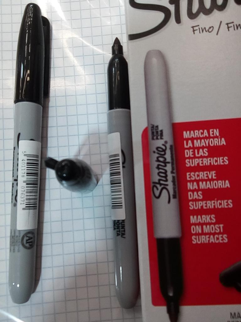 CAJA 12 MARCADOR SHARPIE DE UNA PUNTA MARCA PAPERMATE Y BEROL.
