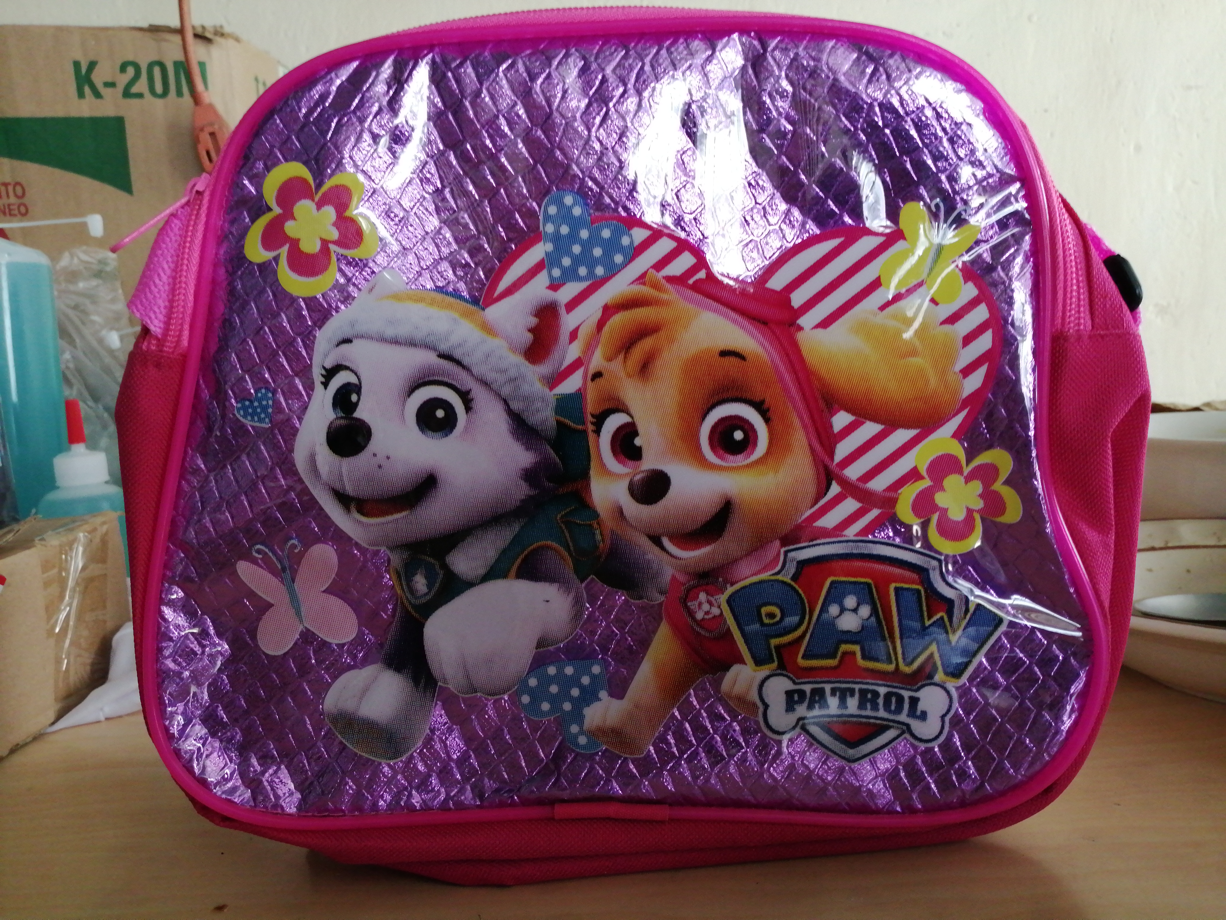 LONCHERA CON CIERRE HAY EN POLIESTER Y HAY EN TRANSPARENTE.