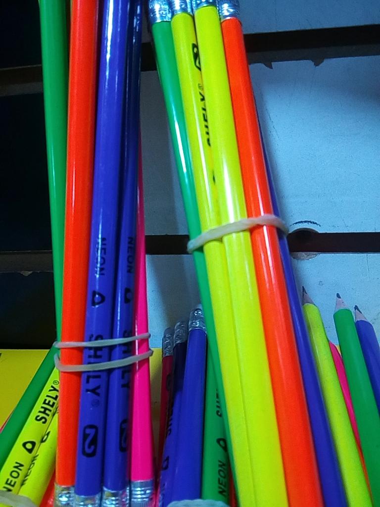 CAJA 8 LAPIZ TRIANGULAR DE CUERPO NEON 2HB