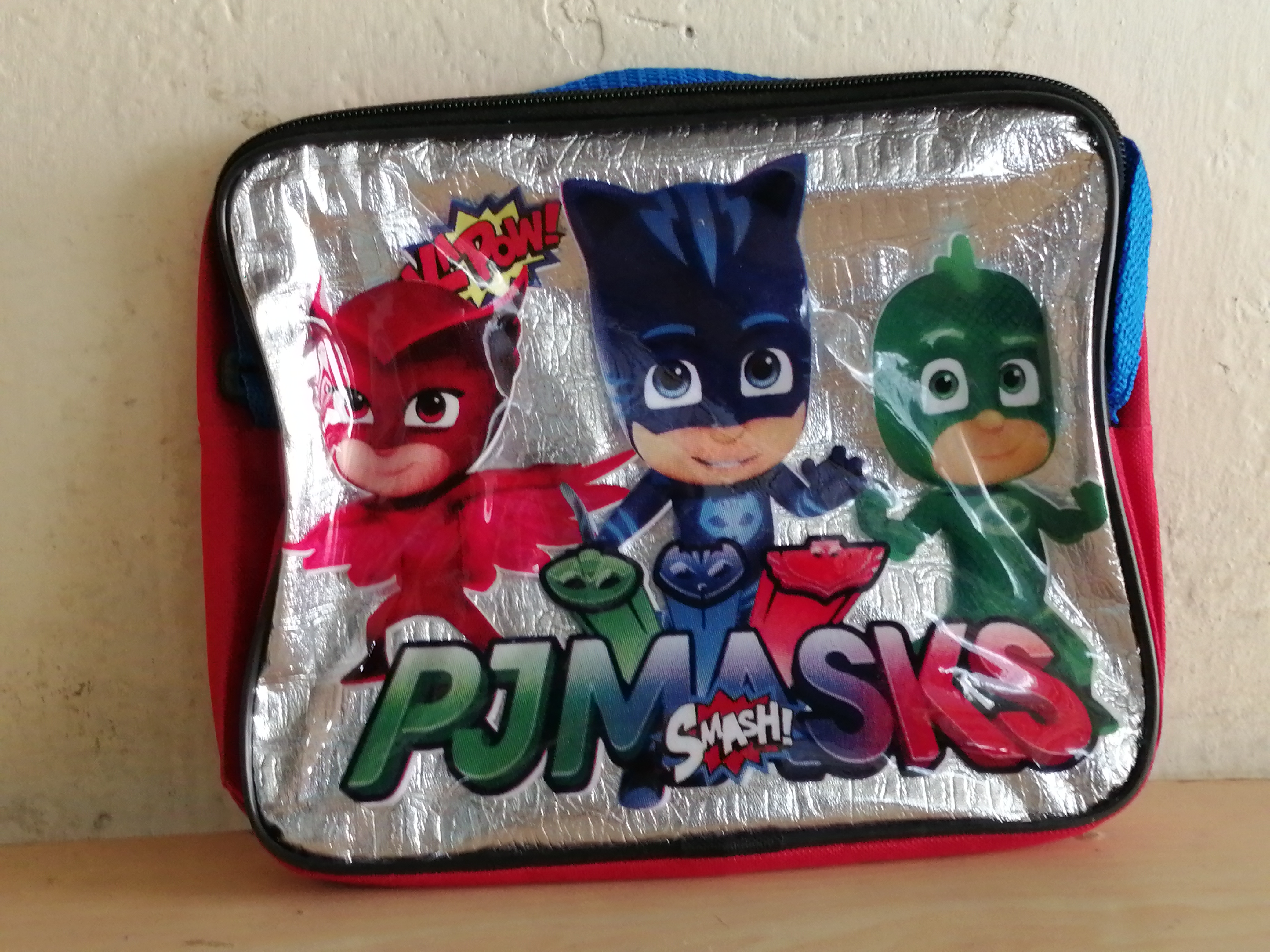 LONCHERA CON CIERRE HAY EN POLIESTER Y HAY EN TRANSPARENTE.